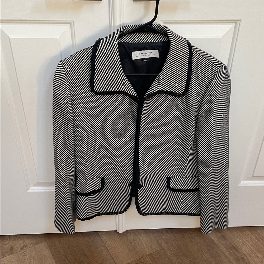 Tahari by Arthur S. Levine jacket w/faux pockets